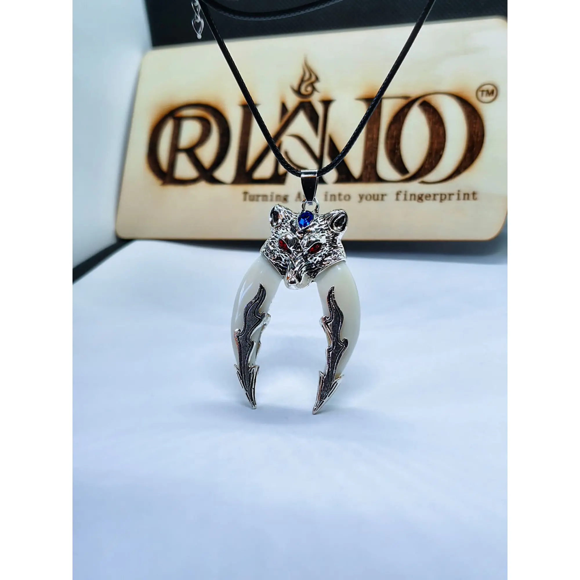 Colar Amuleto Lobo com Presas 2