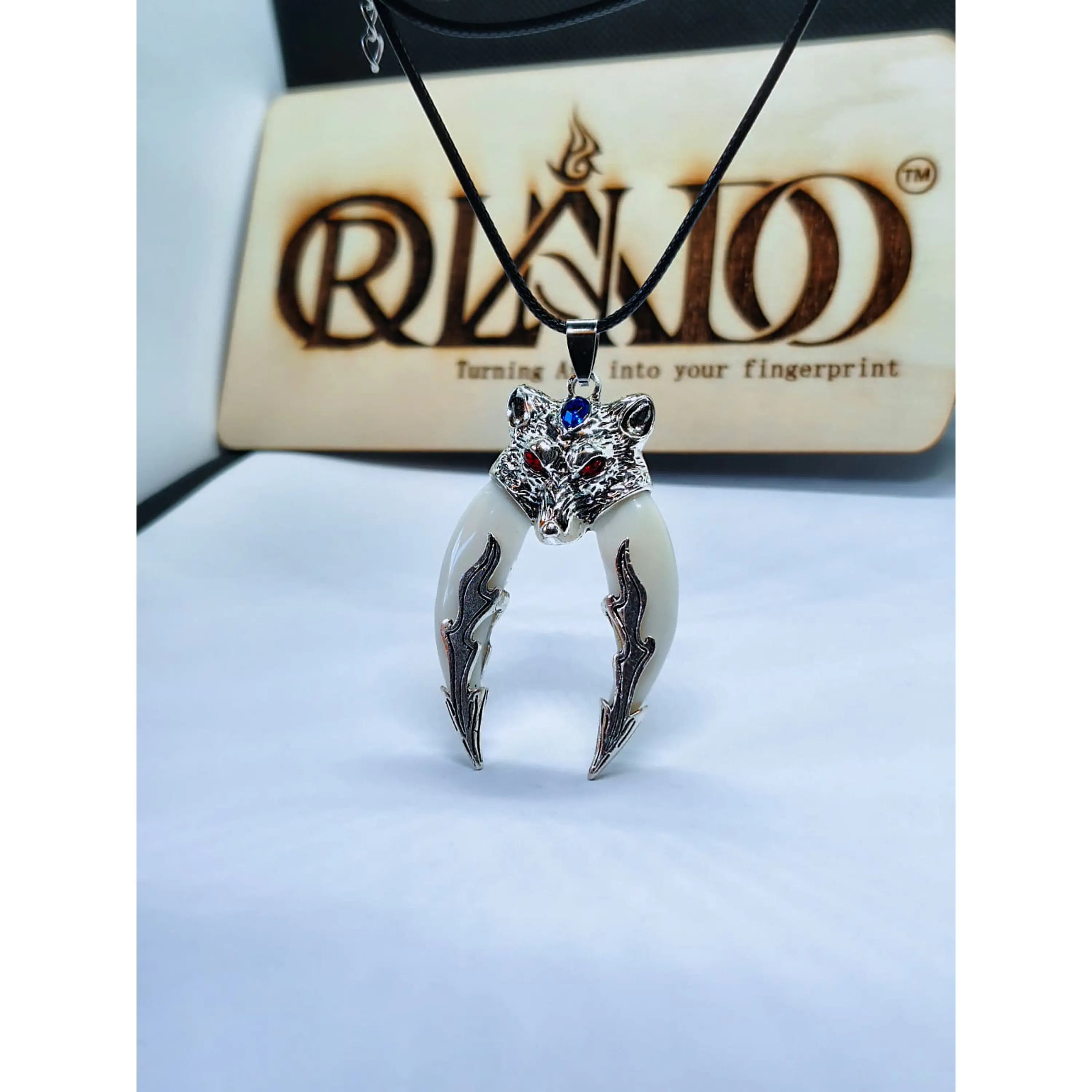 Colar Amuleto Lobo com Presas 2
