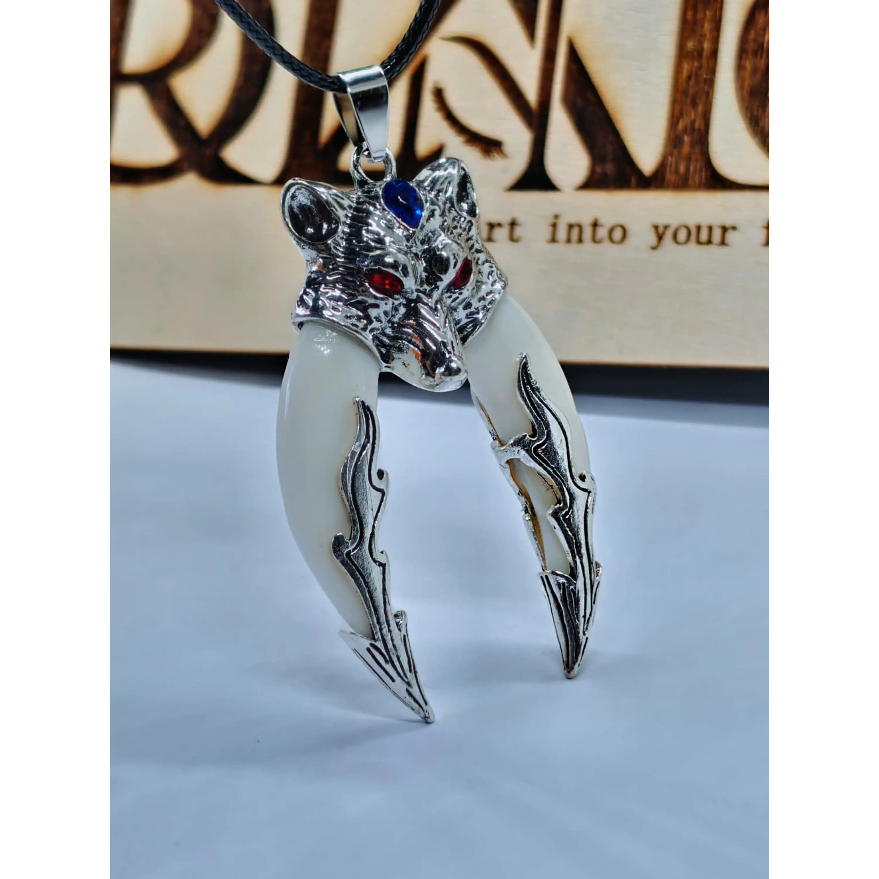 Colar Amuleto Lobo com Presas 4
