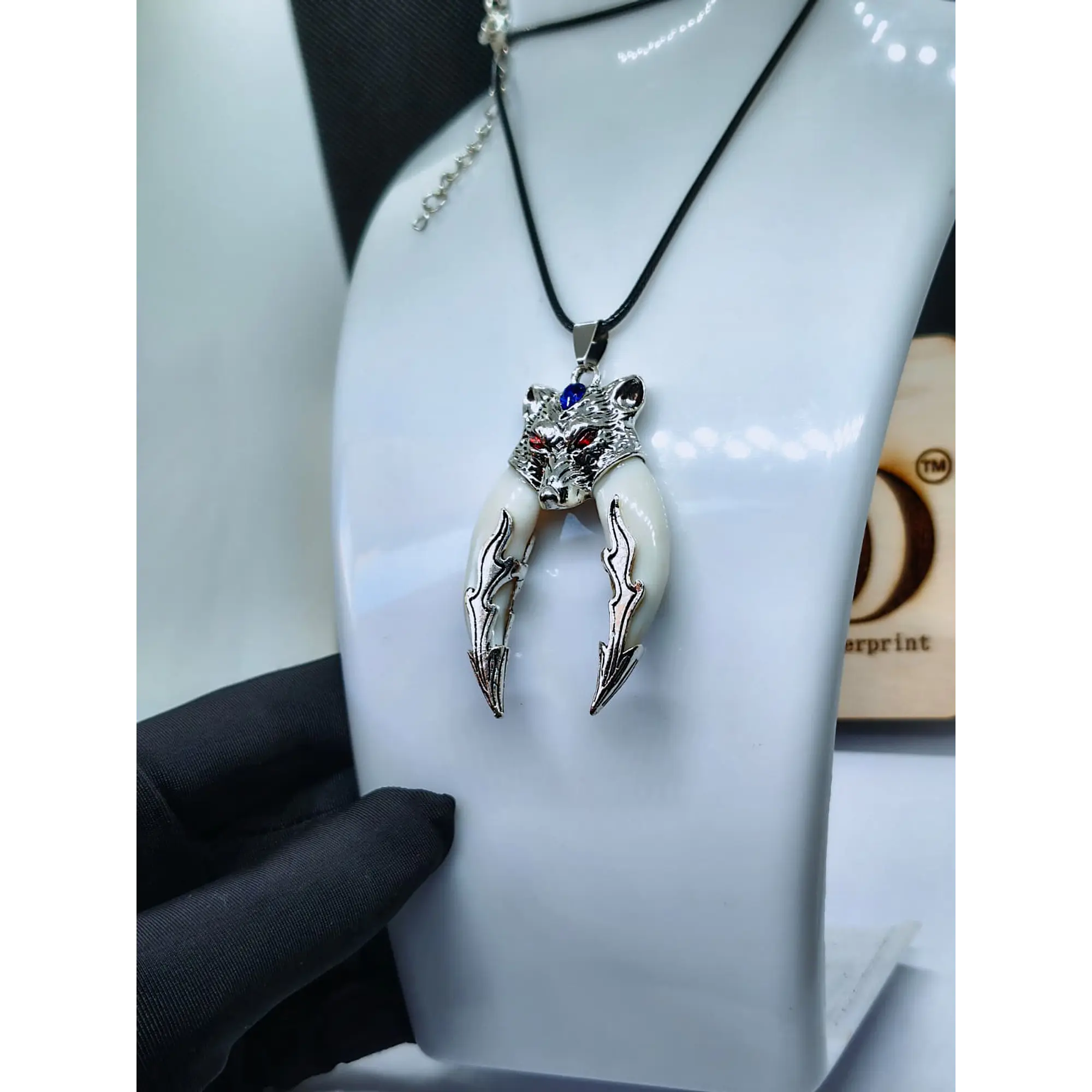 Colar Amuleto Lobo com Presas 8