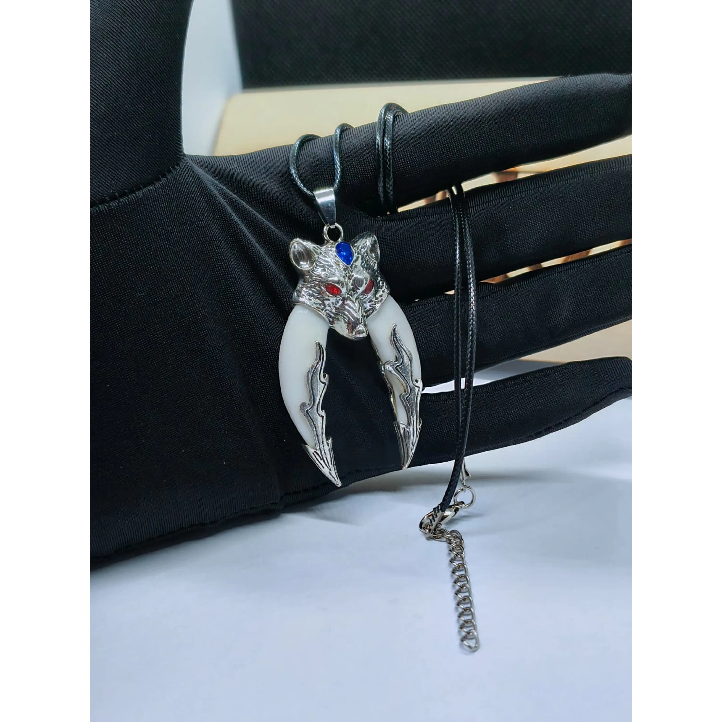 Colar Amuleto Lobo com Presas 9