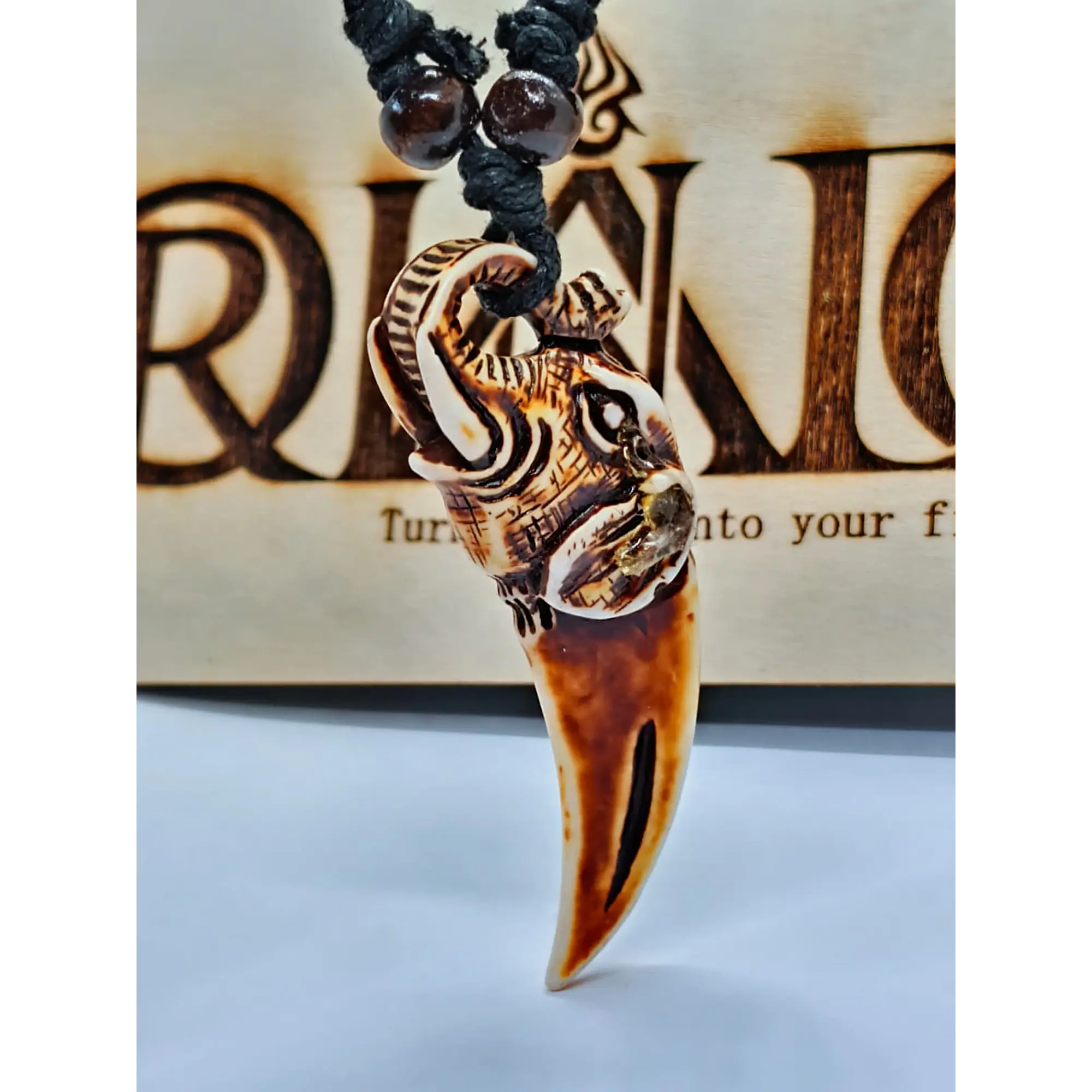 Colar Tribal com Pendente Elefante Entalhado 1