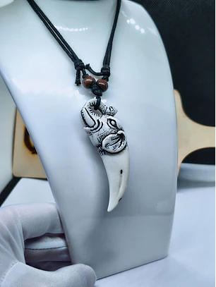 Colar Tribal com Pingente de Elefante Esculpido
