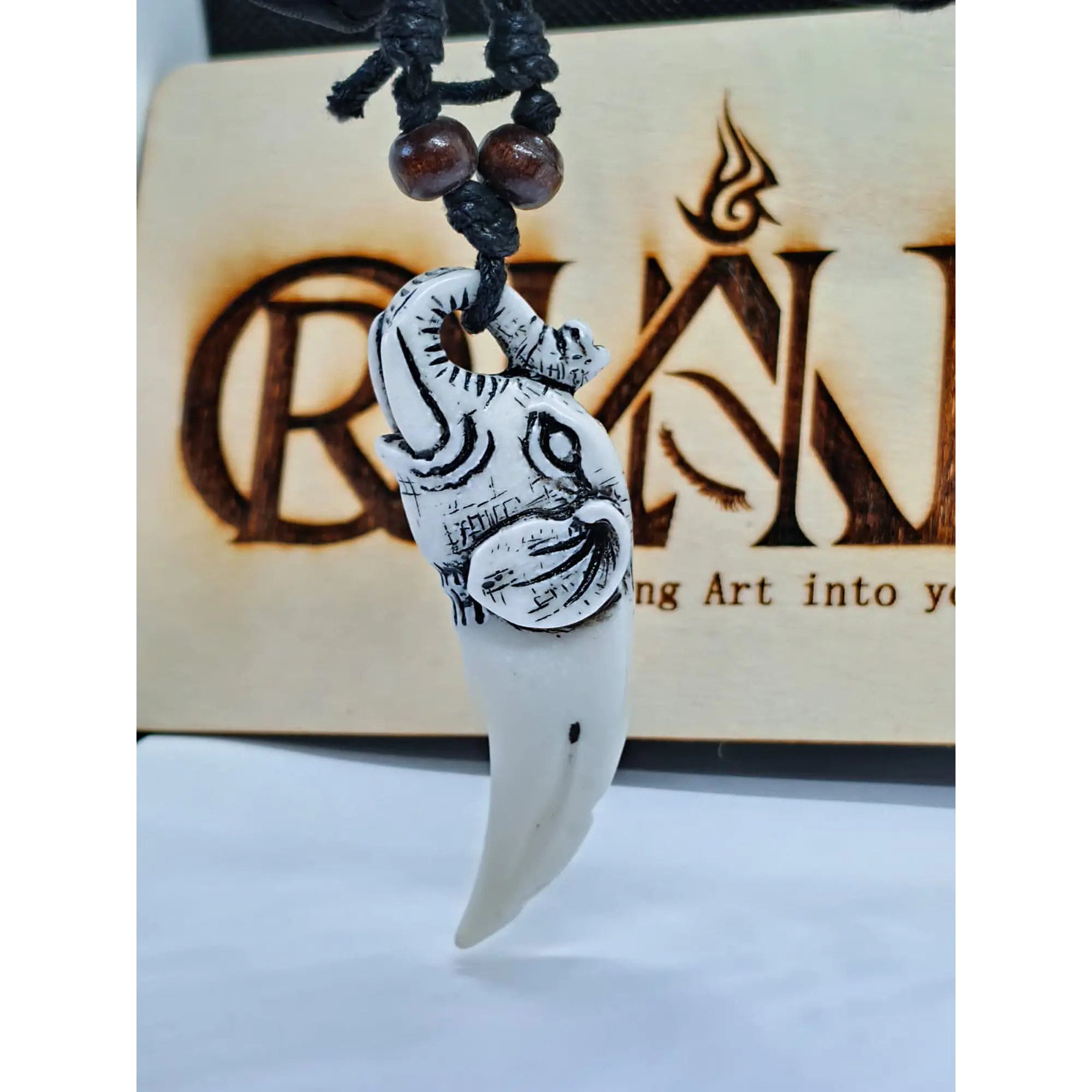 Colar Tribal com Pingente de Elefante Esculpido 1
