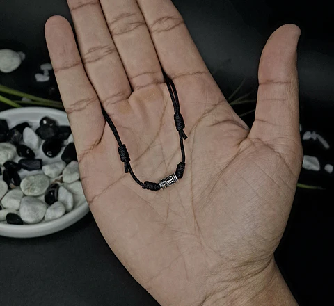 Collar Hilo Negro con Dije Figura Plata 925 Añejada - Adaptable
