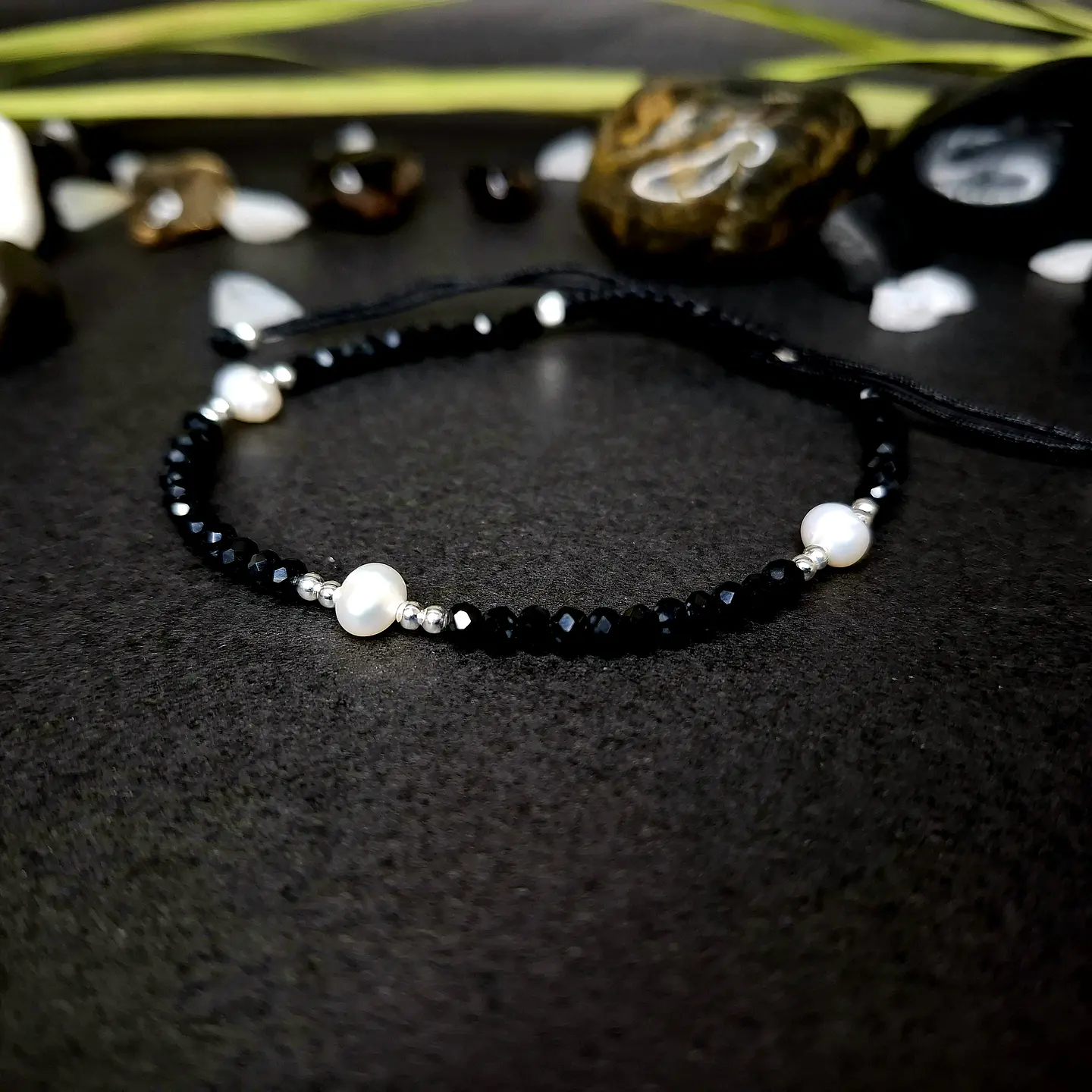 Pulsera Negra Macranné con Perlas de Rio con Detalles en Plata 925 1