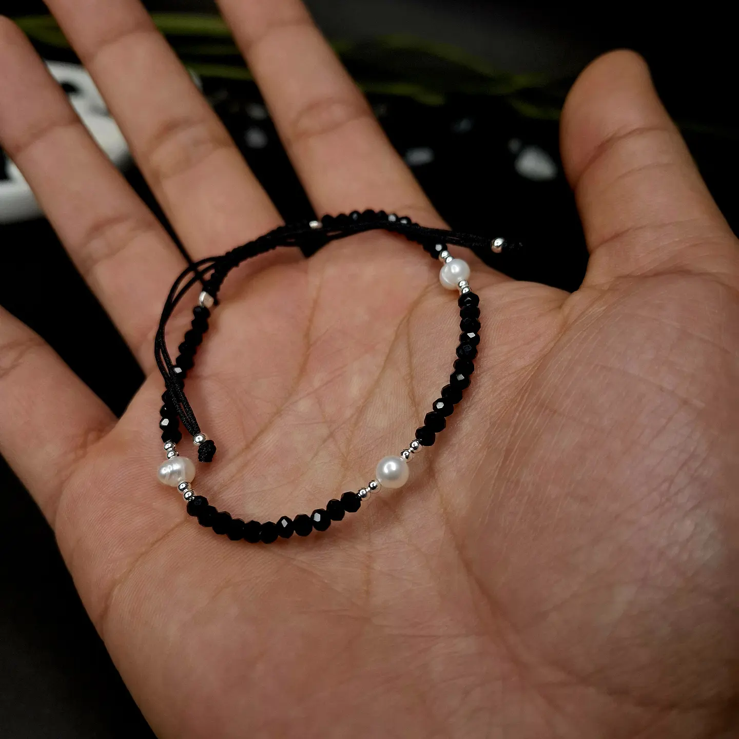 Pulsera Negra Macranné con Perlas de Rio con Detalles en Plata 925 2