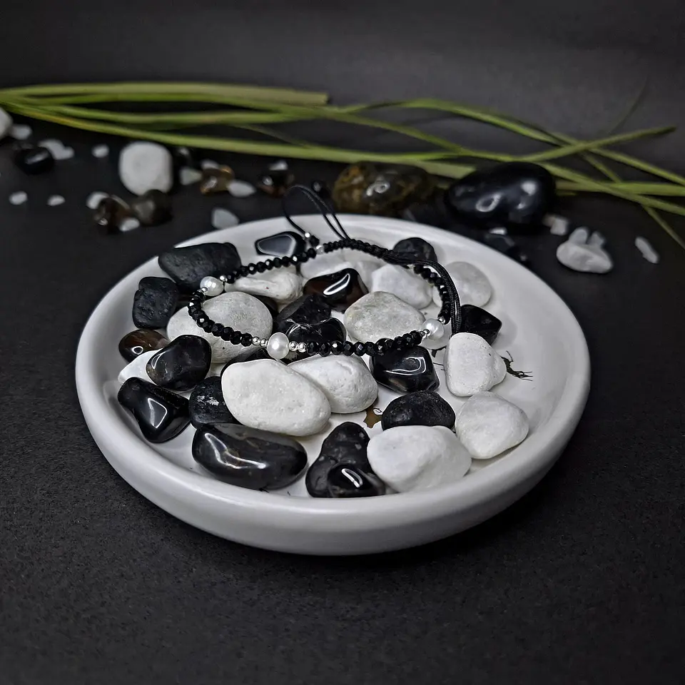 Pulsera Negra Macranné con Perlas de Rio con Detalles en Plata 925 3