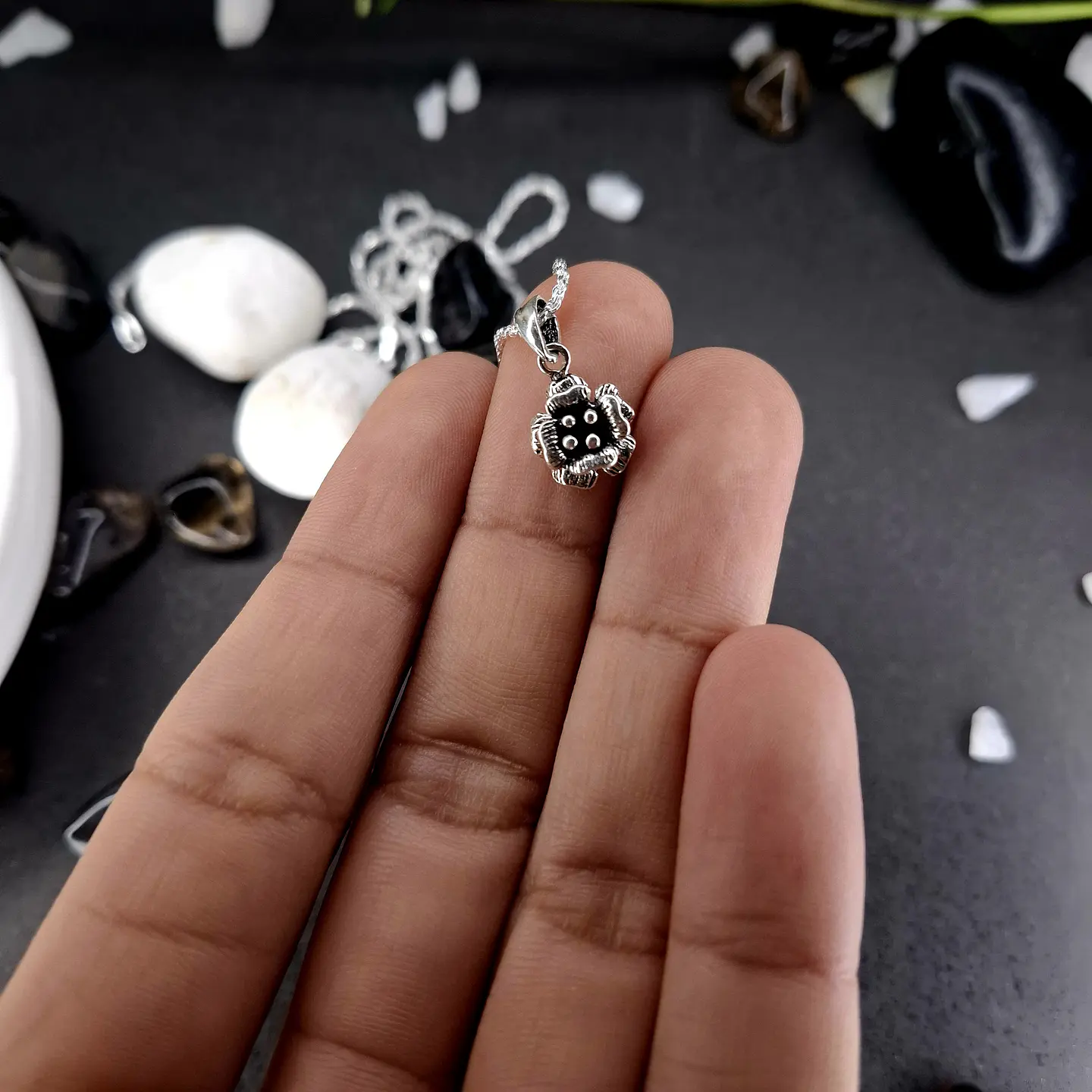 Colgante Flor añejada de Plata 925 2