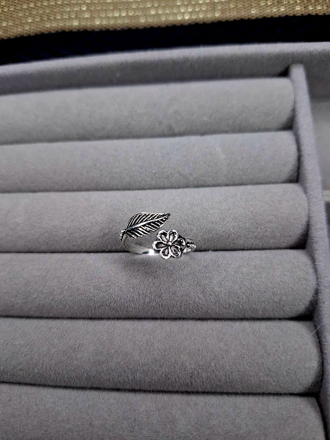 Anillo Flor y Hoja Añejada de Plata 925