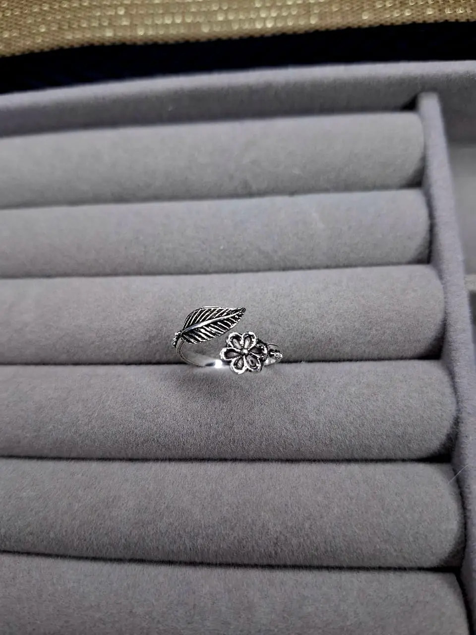 Anillo Flor y Hoja Añejada de Plata 925 2