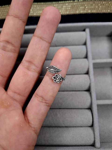 Anillo Flor y Hoja Añejada de Plata 925