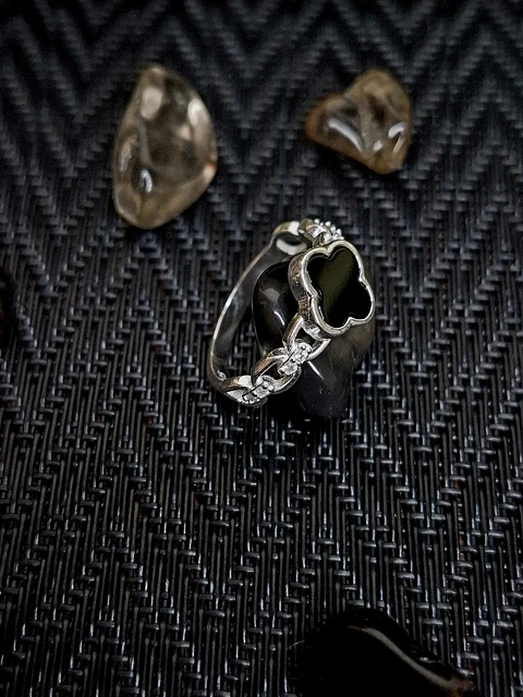 Anillo Trébol de la Suerte Ónix Eslabones Circones – Talla 10