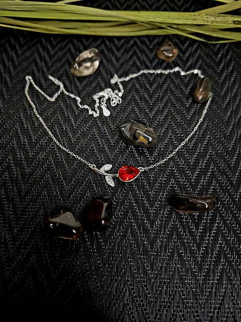 Collar Flor de Tulipán Circón Rubí
