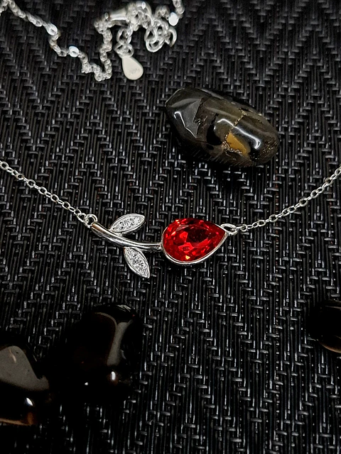 Collar Flor de Tulipán Circón Rubí