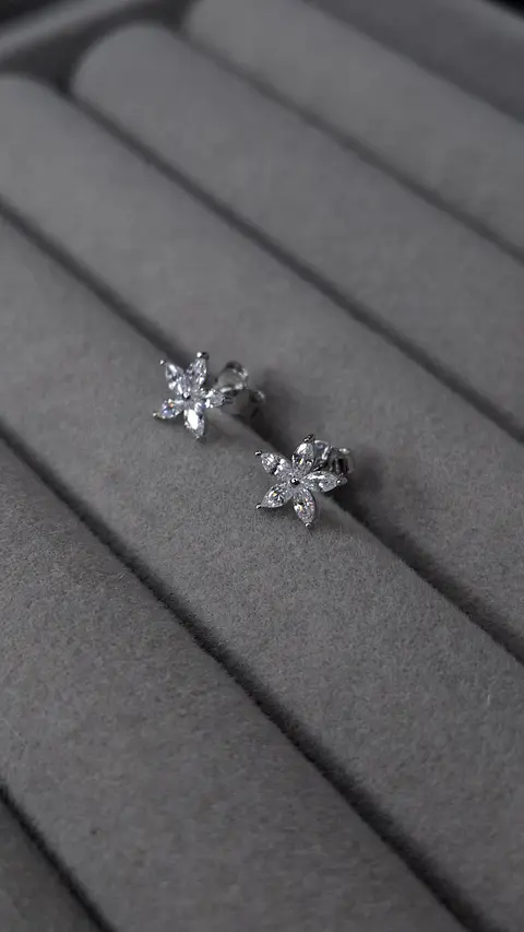 Aros Flor con Circón Blanco