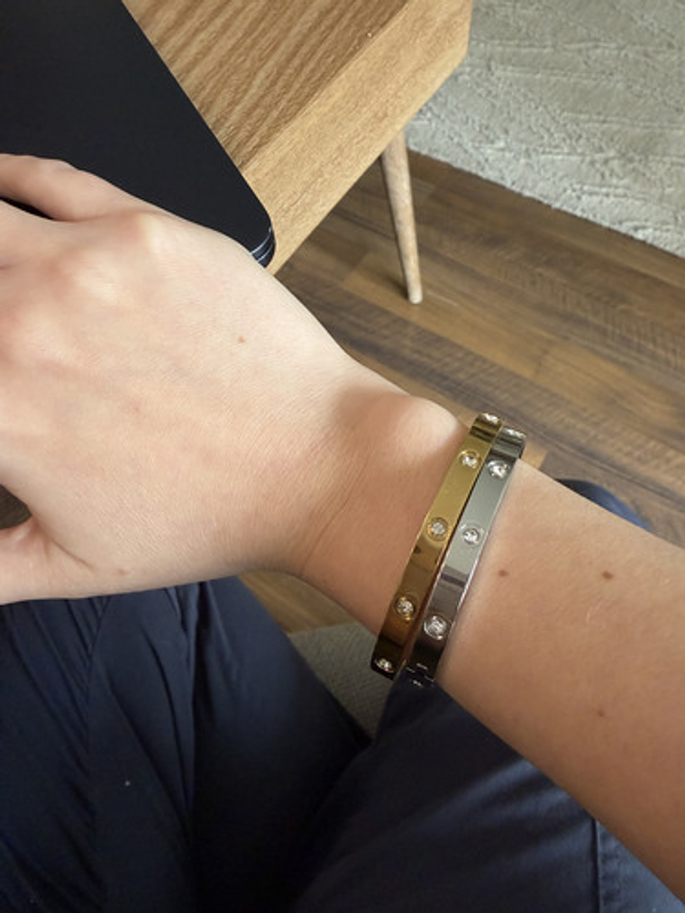 Pulsera Rígida Con Cristales Oro 18k Orvia 4