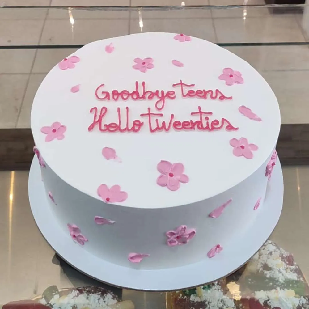 Bolo Branco com Flores Rosa