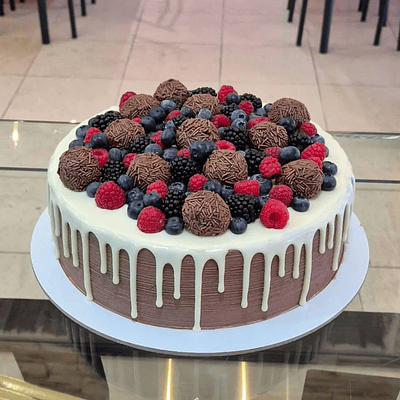 Bolo com Brigadeiros, Frutos Vermelhos e Choc. Branco