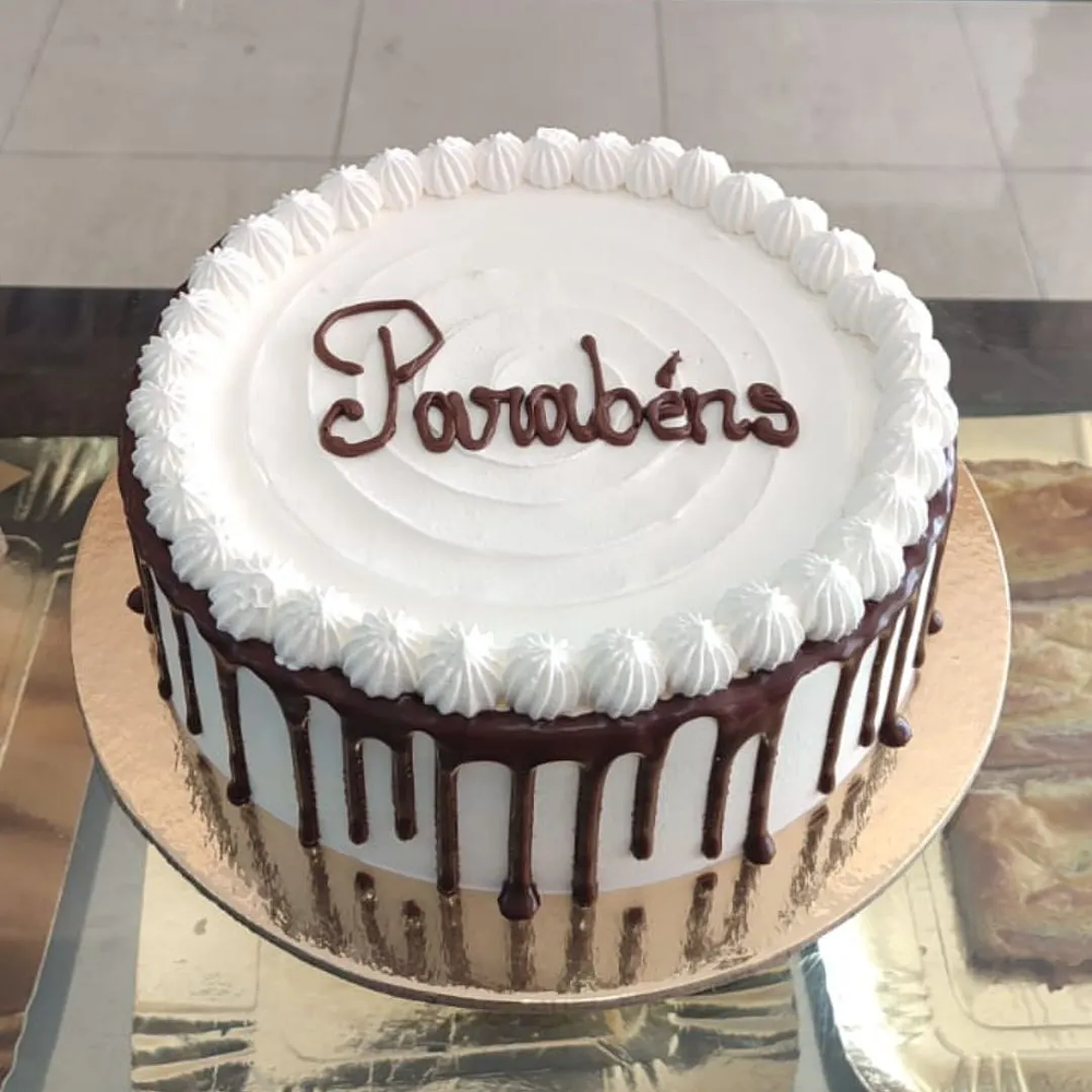 Bolo Branco C/ Chocolate a Escorrer