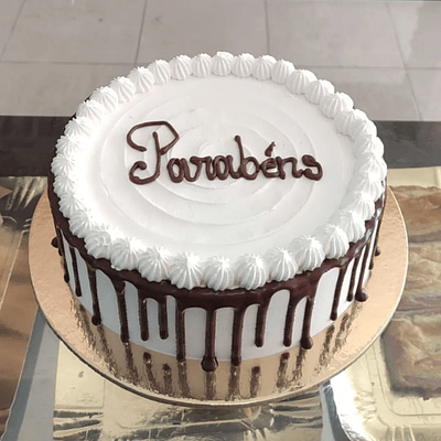 Bolo Branco C/ Chocolate a Escorrer