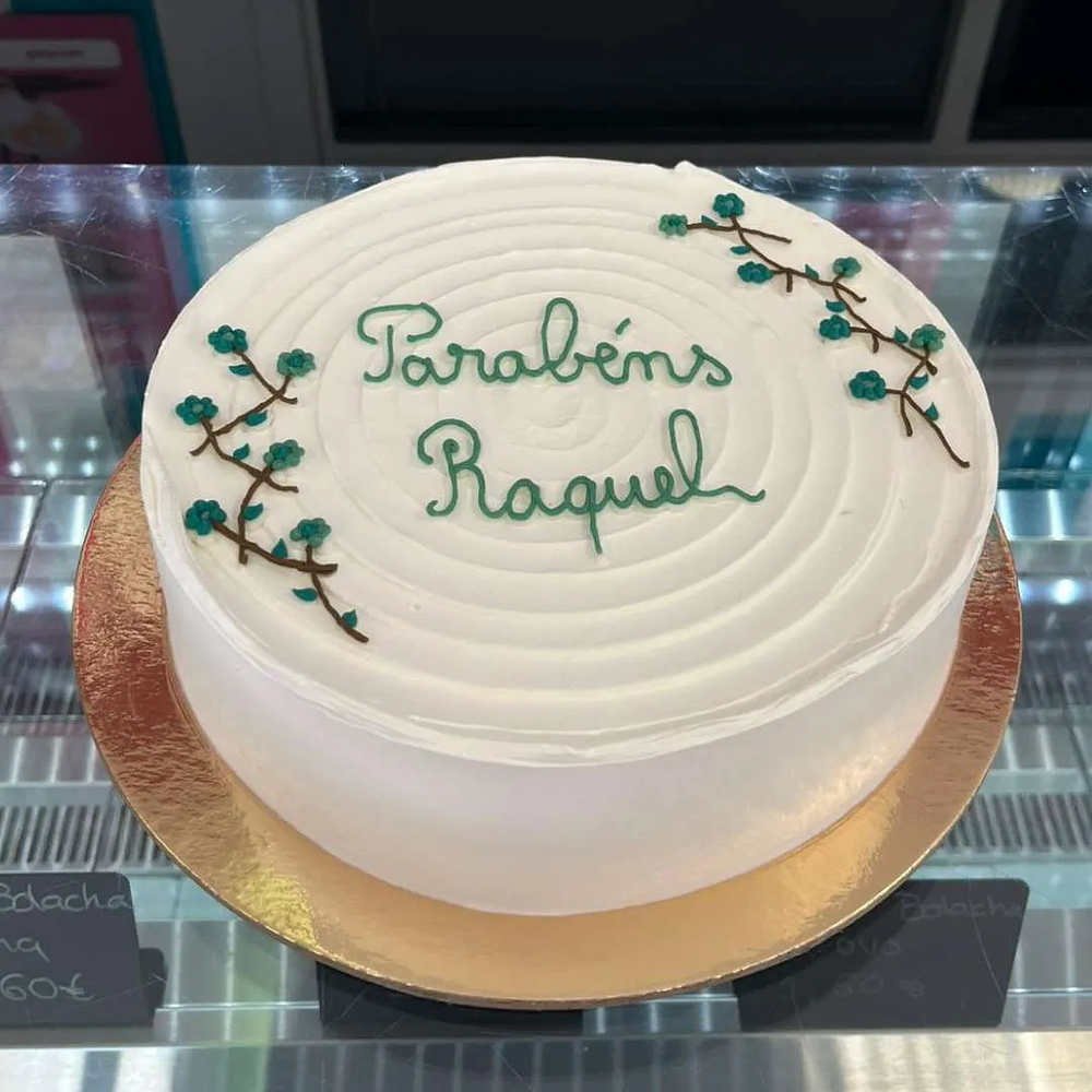 Bolo Branco com Flores Verdes