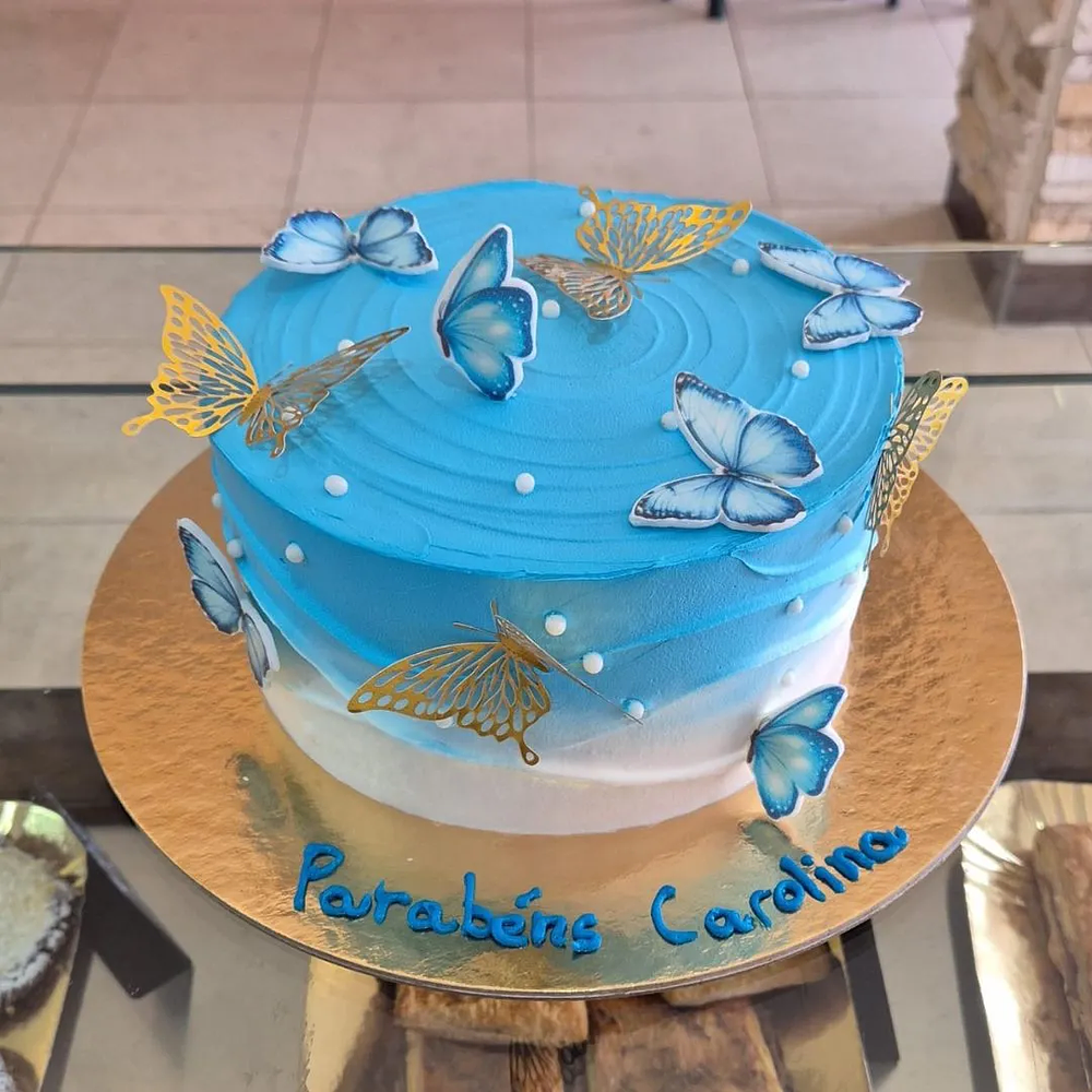 Bolo Azul com Borboletas Azuis e Douradas