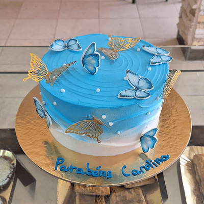 Bolo Azul com Borboletas Azuis e Douradas