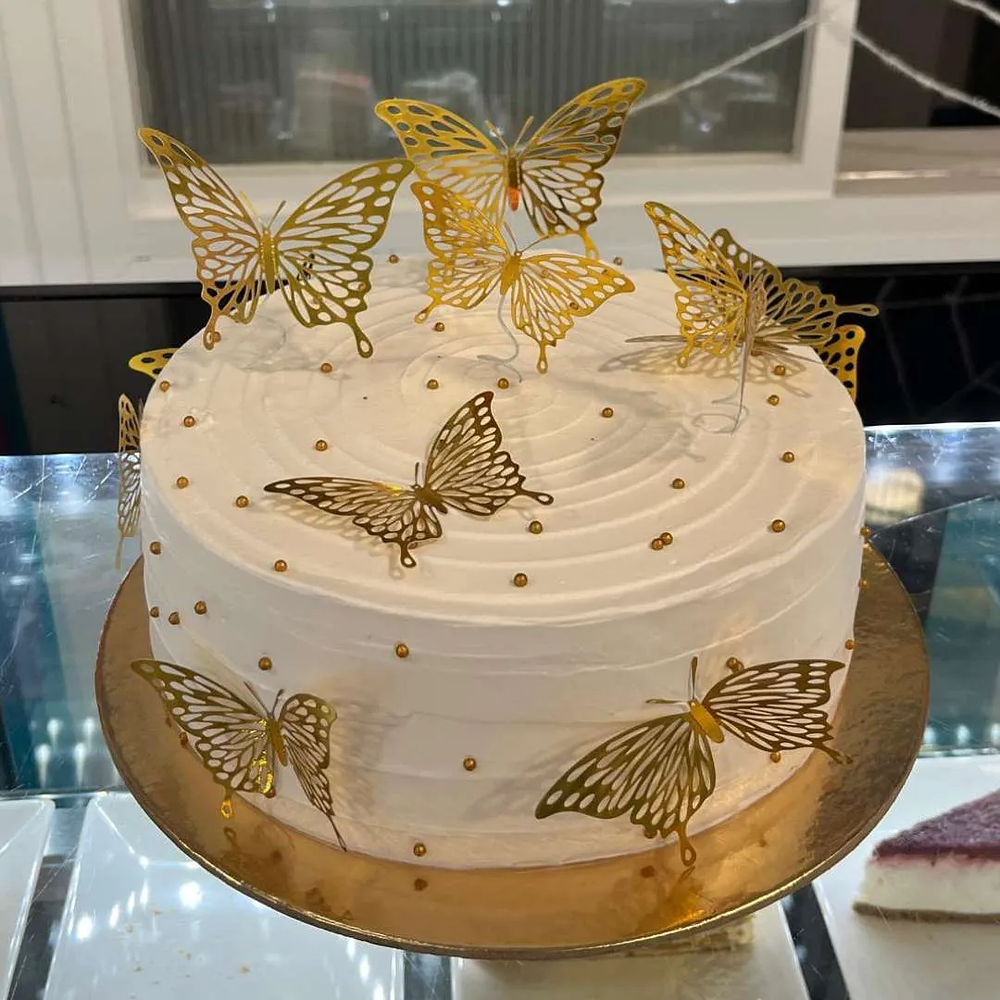 Bolo Branco com Borboletas Douradas