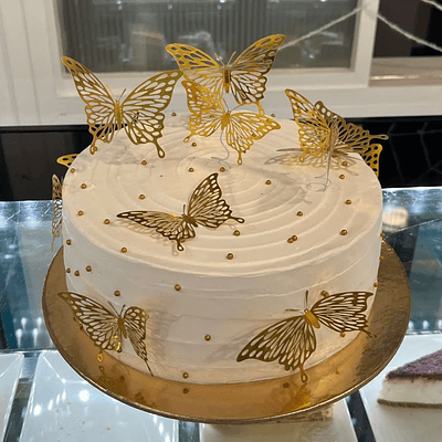 Bolo Branco com Borboletas Douradas
