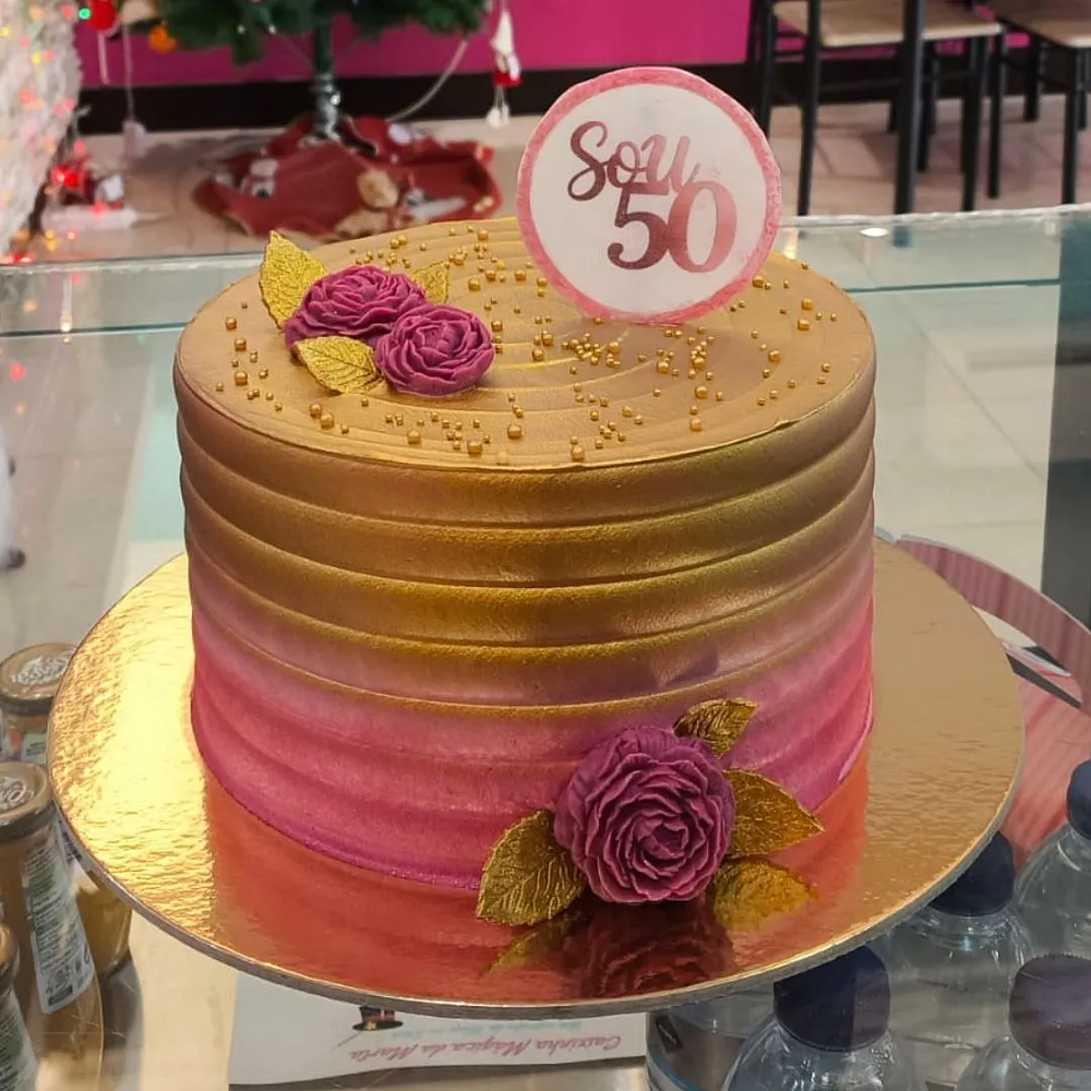 Bolo Rosa e Dourado com Flores