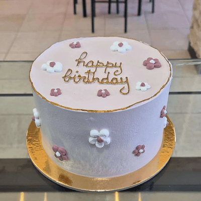 Bolo Decorado com Flores Rosa e Brancas