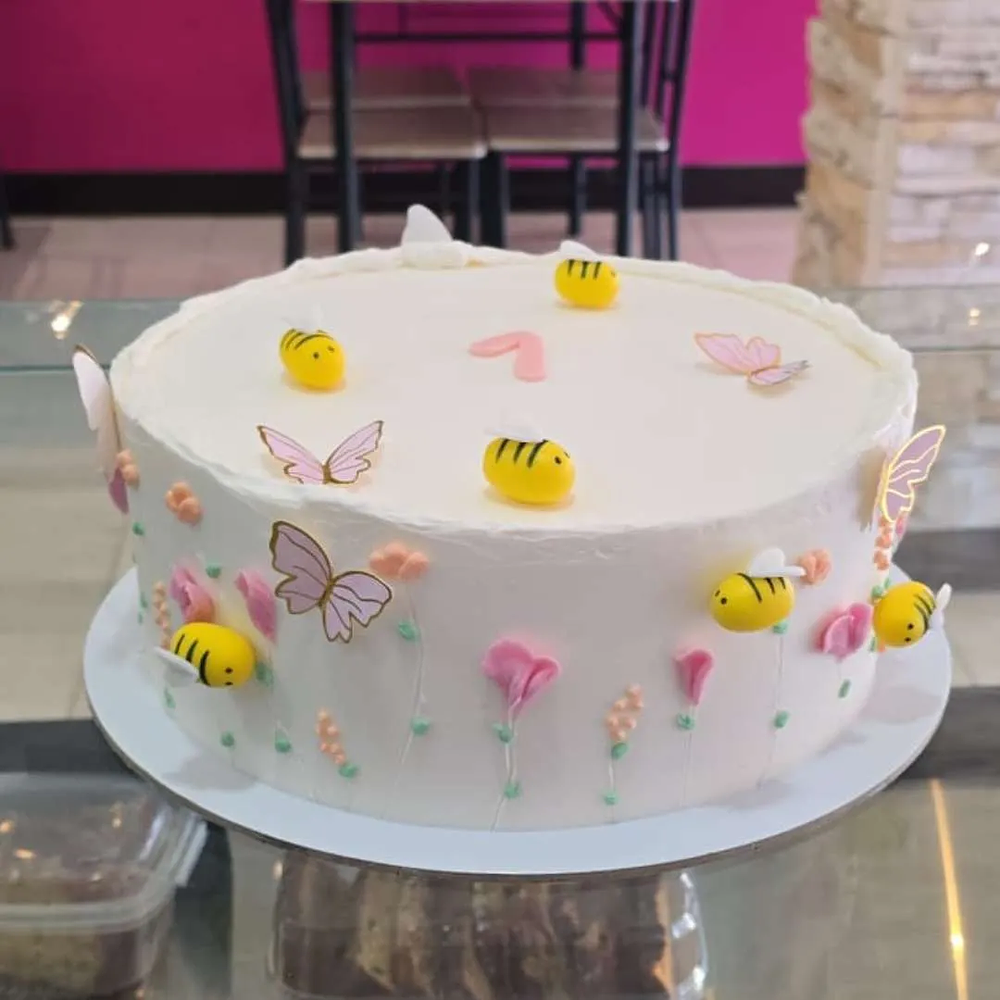 Bolo c/ Abelhas, Flores e Borboletas