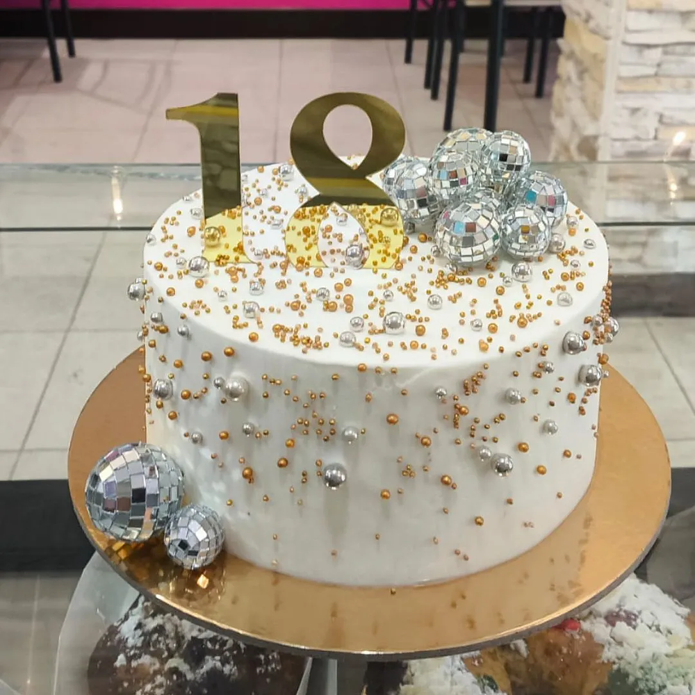 Bolo Com Pérolas e Bolas de Discoteca