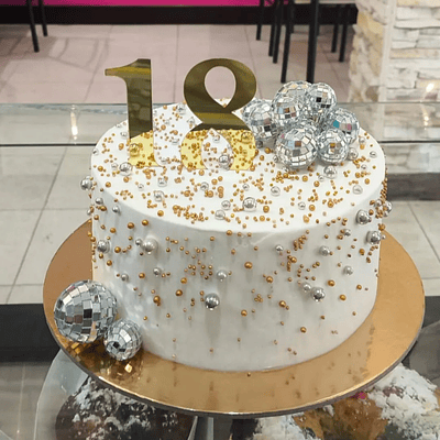Bolo Com Pérolas e Bolas de Discoteca