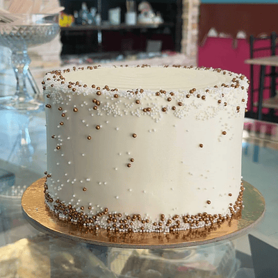 Bolo Minimalita c/ Pérolas Brancas e Douradas