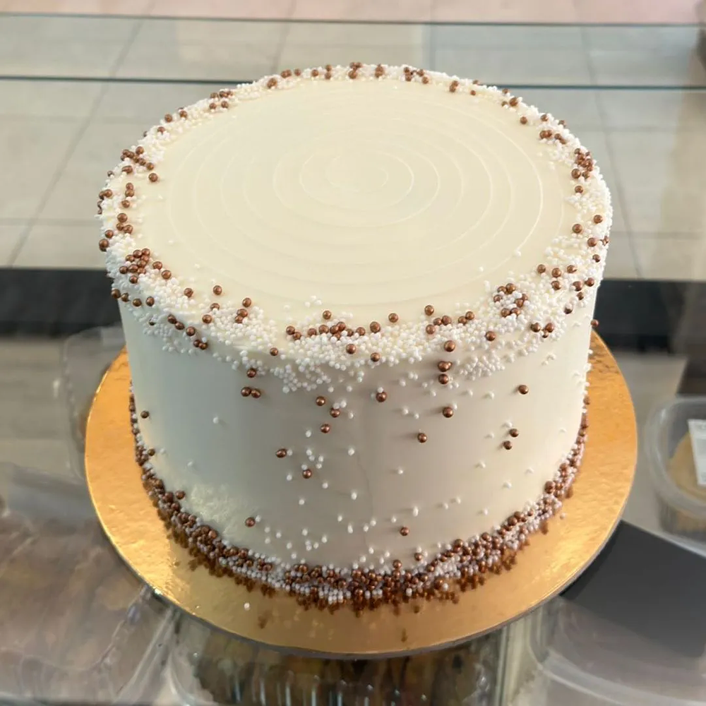 Bolo Minimalita c/ Pérolas Brancas e Douradas