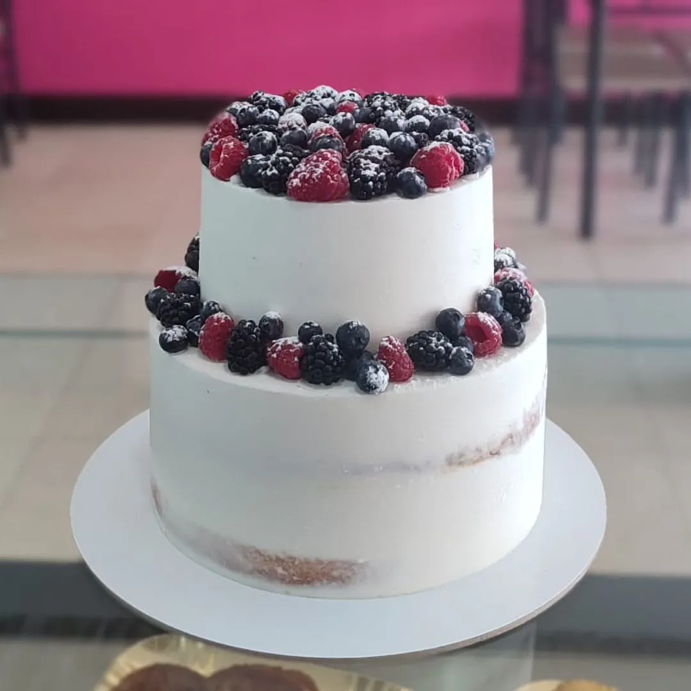 Bolo Naked Dois Andares c/ Frutos Vermelhos
