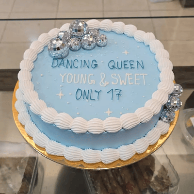 Bolo Azul e Branco c/ Bolas Discoteca