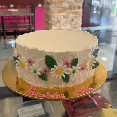 Bolo Aniversário com Flores