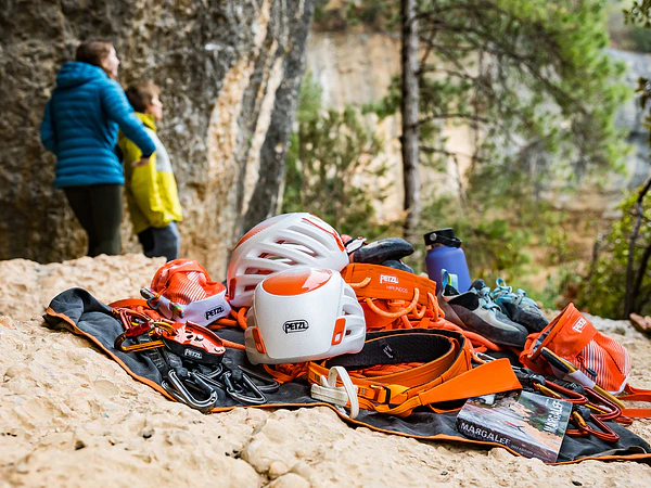 Equipo básico de escalada: Guía para principiantes y aficionados