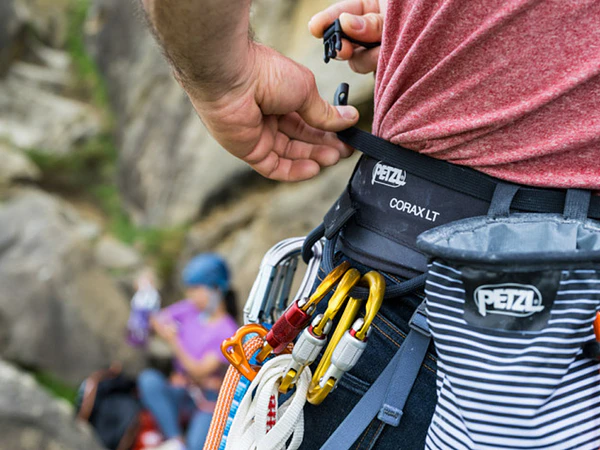 Cómo encontrar el arnés de escalada ideal para tus primeras rutas