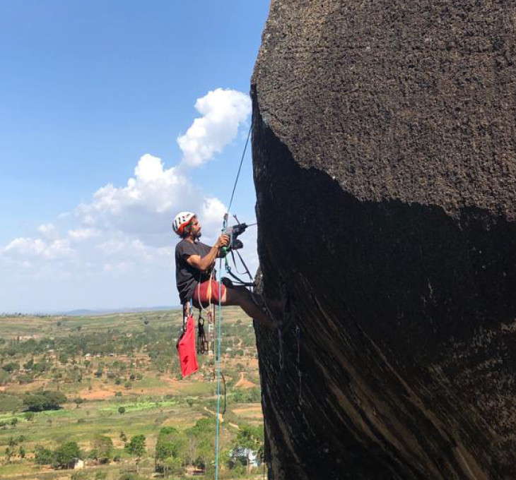 Escalador equipando vía