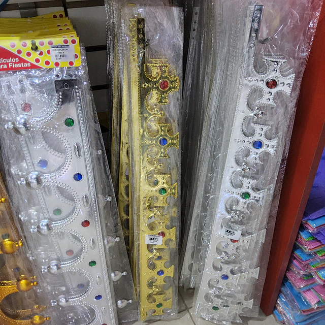 corona plástica de rey dorada de niño