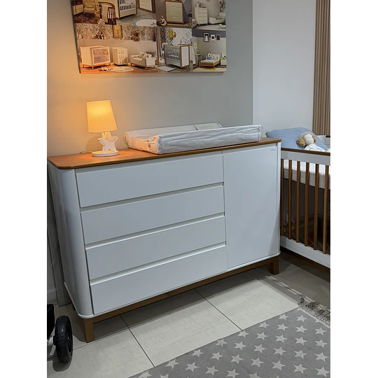 Cómoda Mudador Infantil Kidscool Flow Blanca Eco Wood 4 Cajones 1 Puerta - Producto Armado en Tienda