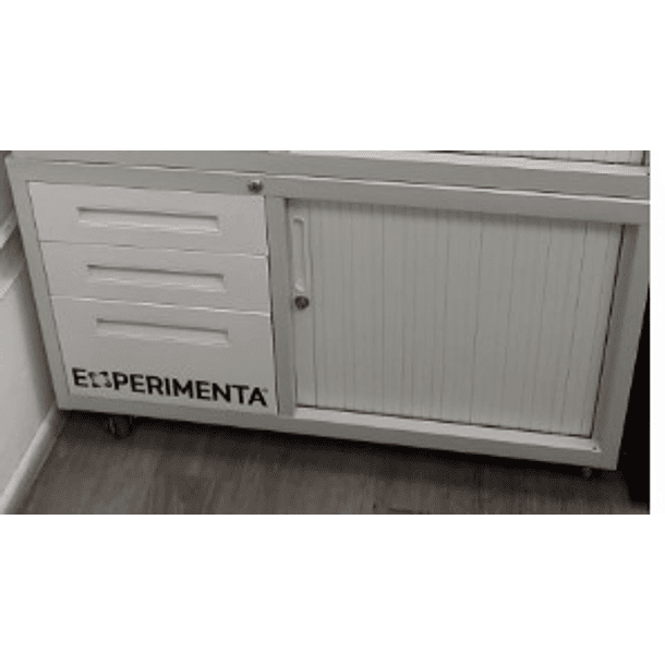 Mueble metálico pequeño con cajones y puerta corredera