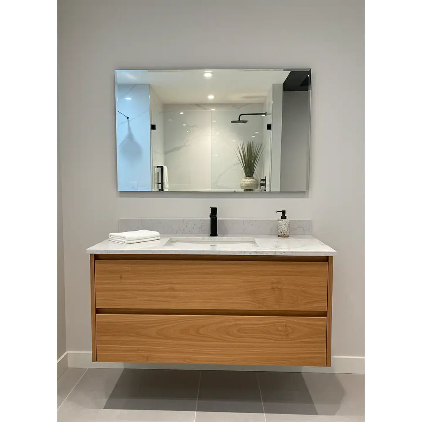 Espejo Biselado L15 Sin Marco 50x80 cm – Elegancia Minimalista para tus Espacios 2