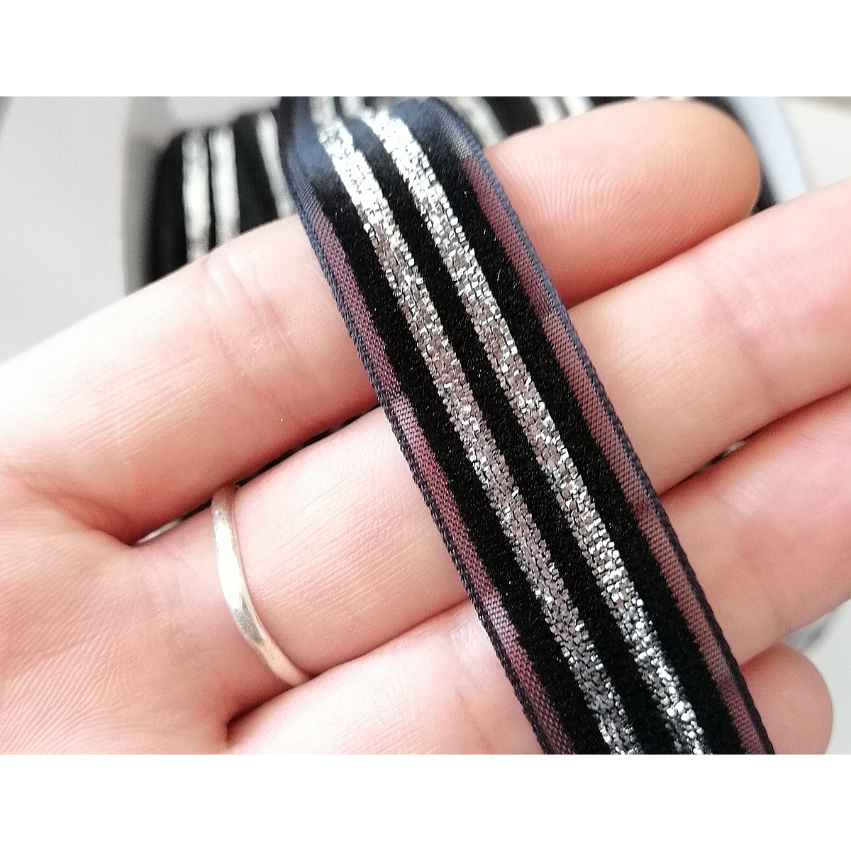 CINTA TERCIOPELO LÍNEAS BRILLO 1.6 CMS