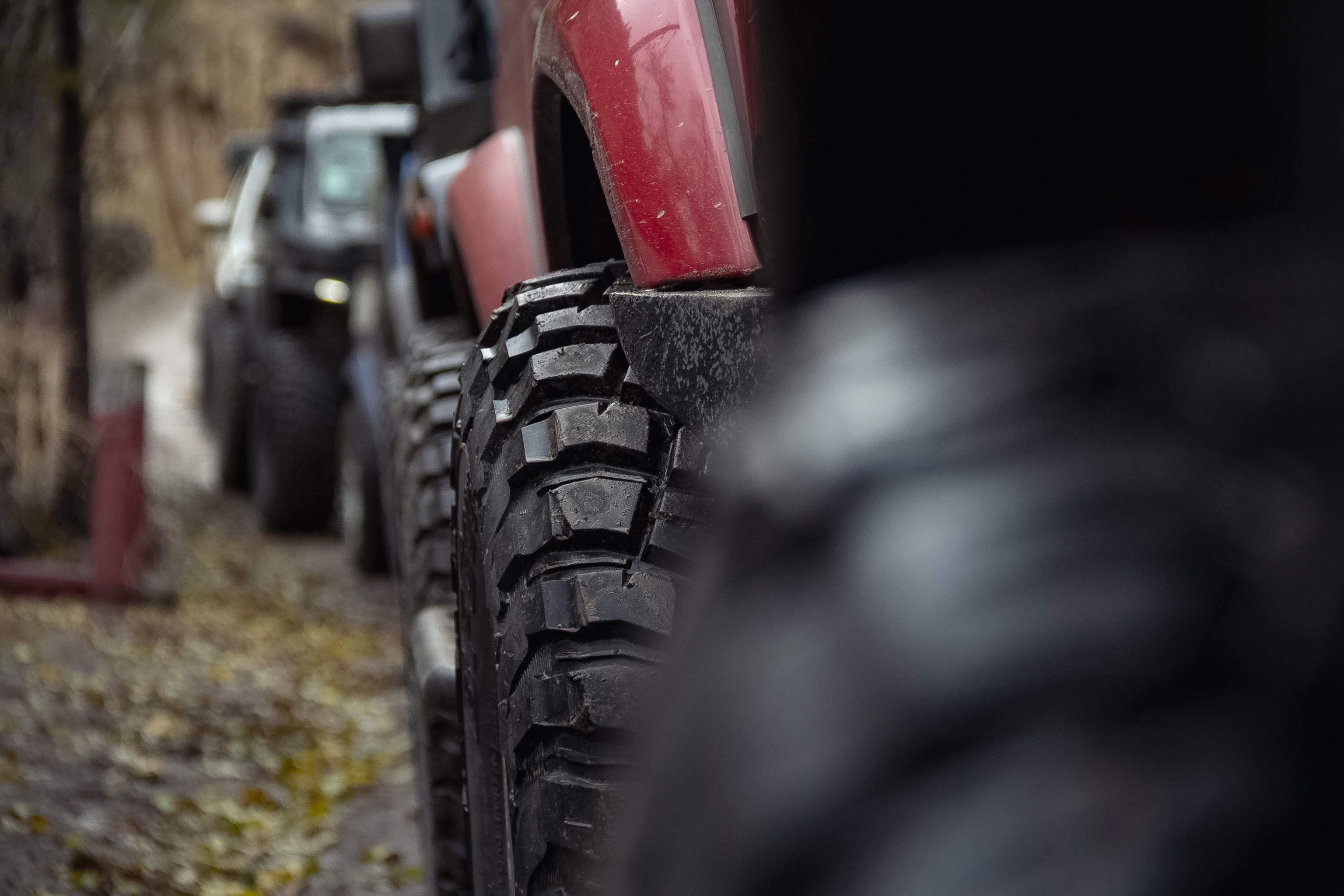 Neumáticos AT vs. MT: ¿Cuál es el ideal para tu aventura Overland?