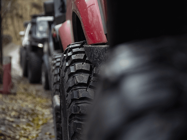 Neumáticos AT vs. MT: ¿Cuál es el ideal para tu aventura Overland?